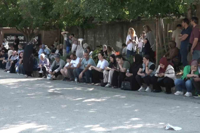 Onlar içeride, aileleri dışarıda ter döktü
