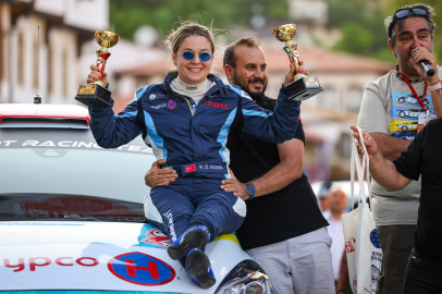 Dünyadaki ilk ve tek engelli kadın ralli pilotundan çifte podyum