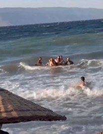 Boğulmak üzere olan genci vatandaşlar kurtardı
