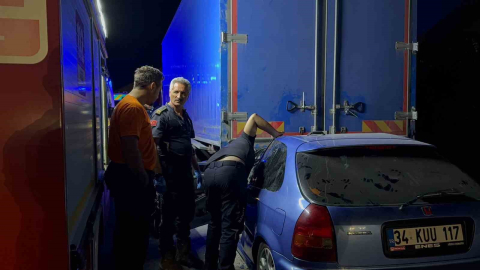 Kamyonun altına giren otomobilde can pazarı: 1 ölü, 1 ağır yaralı