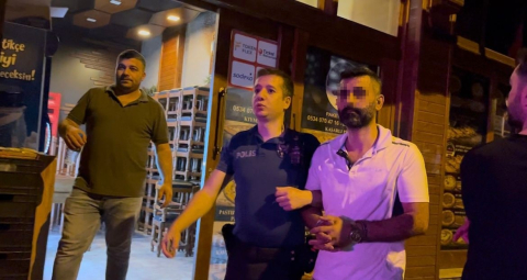 Kavga ederken kendilerini ayırmak isteyen polise bıçak çeken şahıslar, böyle etkisiz hale getirildi