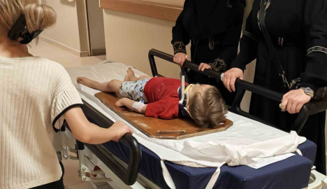 İnegöl’de balkondan düşen 3 yaşındaki çocuk ağır yaralandı