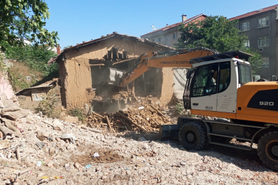 Osmangazi'de tehlike saçan metruk binalar yıkıldı