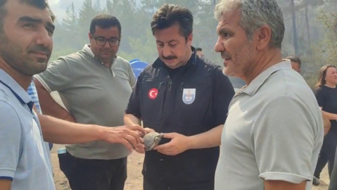 Yenişehir Belediye Başkanı Özel, yangından etkilenen kaplumbağaya suyla müdahale etti
