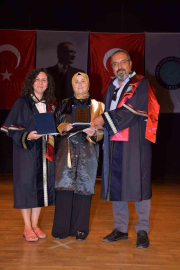 50 yaşındaki 5 çocuklu anne, üniversitede bölüm birincisi oldu
