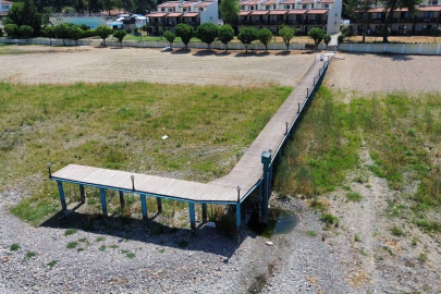 İznik Gölü’nün en büyük iskelesi karada kaldı