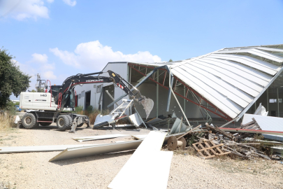 Nilüfer’de kaçak 2 iş yeri yıkıldı