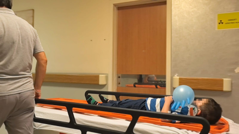 Yolun karşısına geçen aileye otomobil çarptı : 1’i ağır 4 yaralı