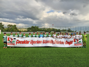 Bursalı futbolcu gençlerden dünyaya mesaj