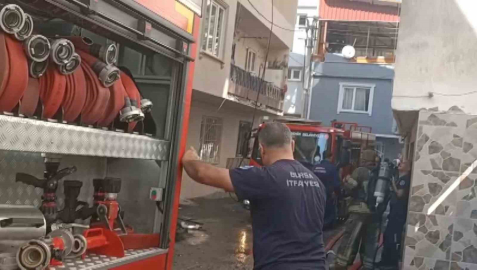 Çatı katında çıkan yangın paniğe neden oldu