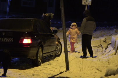 Kar yağışını öğrenenler gece yarısı Uludağ’a akın etti