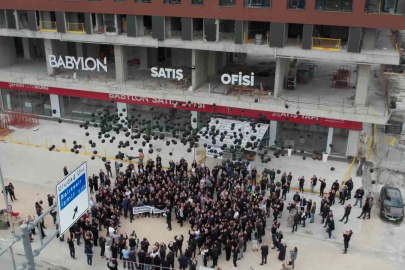 Binlerce mağdur gökyüzüne siyah balon bıraktı