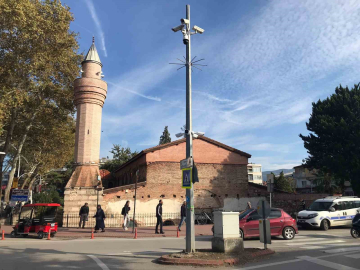 Tepki çeken restorasyon: "602 yıllık minare ayakta, 18 yıllık minare çürüyor"