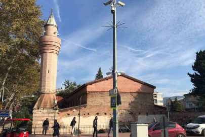 Tepki çeken restorasyon: "602 yıllık minare ayakta, 18 yıllık minare çürüyor"