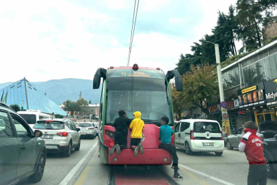 Tramvayın arkasına tutunup ölümle burun buruna geldiler