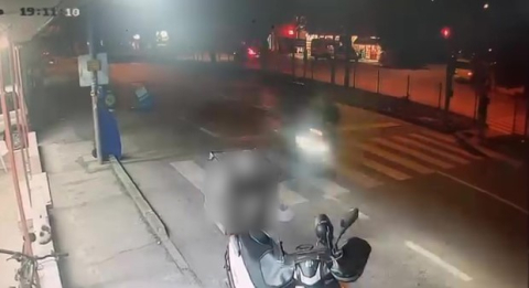 Motosikletli kuryenin çarptığı yaşlı adam kanlar içinde yere yığıldı