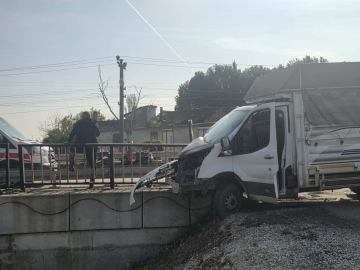 Kontrolden çıkan kamyonet köprü demirlerine saplandı