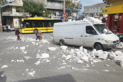 Bursa’da fırtına ağaçları devirdi, çatıları uçurdu