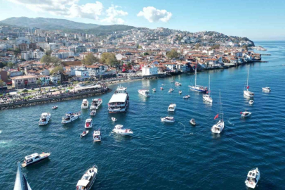 Denizde onlarca tekne kortej yaptı