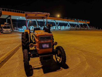 Otoyolda traktörle seyir halindeki sürücüye ceza