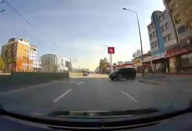 Freni boşalan minibüs üç şeritli yola indi, kamyonet sürücüsü kazadan kıl payı kurtuldu