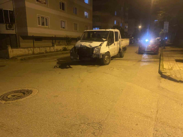 Otobüs ile kamyonet çarpıştı: Şans eseri yaralanan olmadı