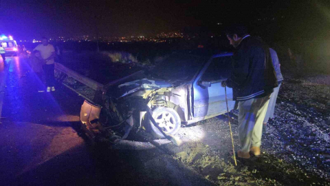 Freni boşalan otomobil yolcu otobüsüyle çarpıştı