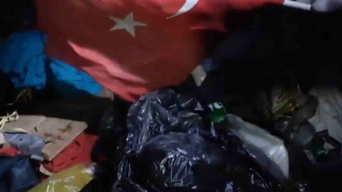 Çöp karıştırırken bulduğu bayrağı bakın ne yaptı