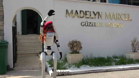 Bursa’da güzellik merkezine robot işçi mesaiye başladı