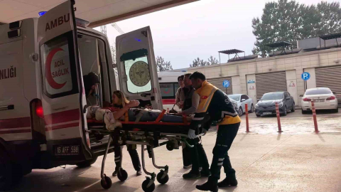 Otomobil tırın altına girdi: 4 yaralı