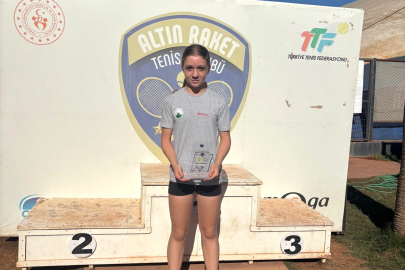 Osmangazili raket şampiyonluk kürsüsüne oturdu