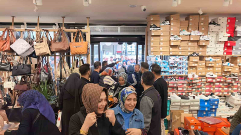 10 liraya ayakkabı, çanta, kıyafet satıldığını duyan koştu