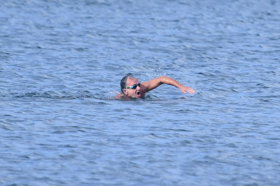 Yüzmek için göle girdi sahil güvenlik engel oldu