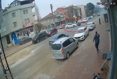 Motosikletin devrildiği kaza anı kamerada: 1 yaralı