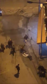 Laf attığı kişiler tarafından böyle darp edildi… Dövmekle yetinmediler, yerde tekmelediler