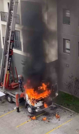 Ev taşıma kabusa döndü... Vinç alev aldı, vatandaşlar damacanayla söndürmeye çalıştı