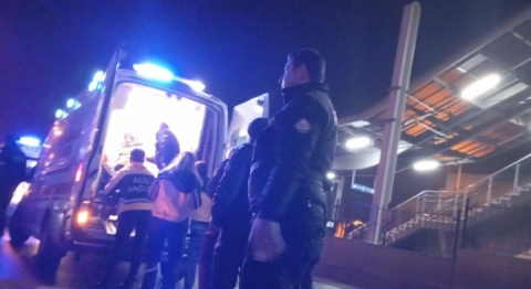 Bursa’da gece saatlerinde eğlence mekanı önünde silahlı kavga: 1’i ağır, 2 yaralı