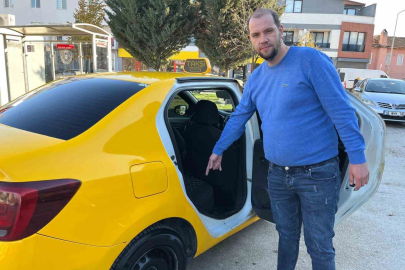 Bursalı taksici, yaşlı çiftin araçta unuttuğu 5500 Euro’yu teslim etti