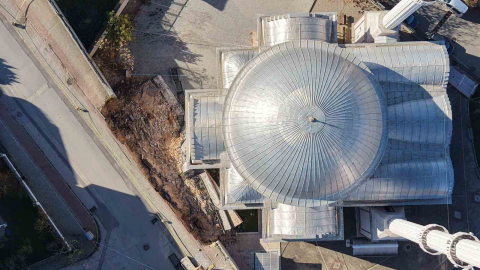 Sabah yürüyüşünde yolun kaydığını farkeden yaşlı kadın 31 öğrencinin hayatını kurtardı