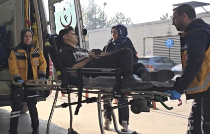 İnegöl’de işçi elini tahtaya çaktı, itfaiye ekipleri kurtardı