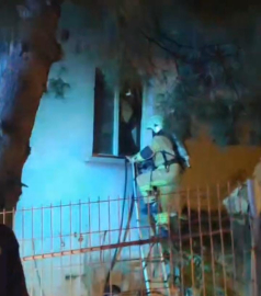 Bursa’da korkutan yangın: İtfaiye ekipleri camı kırıp içeri girdi