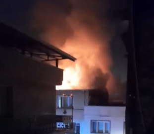 Bursa’da çatı yangını mahalleyi ayağa kaldırdı