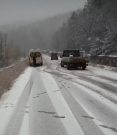 Bursa’da yoğun kar yolları kapattı