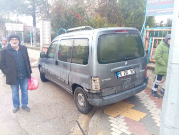 Bursa’da otomobil hafif ticari araca çarptı: 2 yaralı