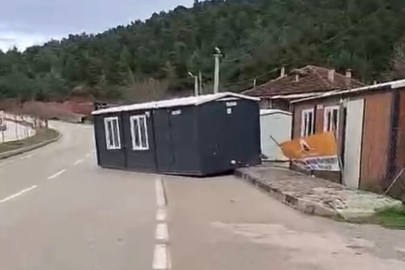 Bursa’da çatı ve prefabrik evler böyle uçtu, ağaçlar kırıldı