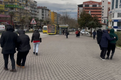 Bursa’da fırtına uçurdu, insanlar yolda yürümekte güçlük çektiler