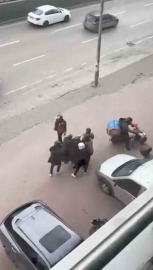 Bursa’da lodosa yakalanan yaşlı kadına kuryeler siper oldu