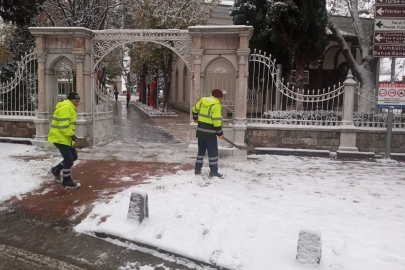Büyükşehir Belediyesi ekipleri kar ve lodosa geçit vermedi