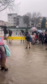 Sel ve fırtınada mahsur kalan öğrenciler için banklardan köprü