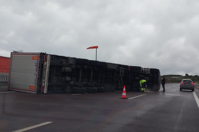 Fırtına otobanda tırı devirdi